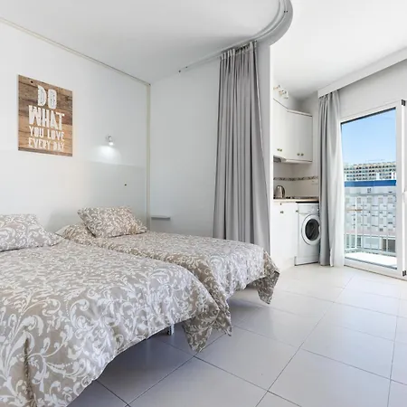 Sunny Seaside Apartment *