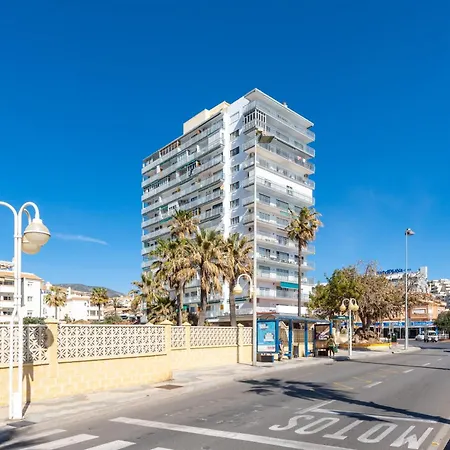 Sunny Seaside Apartment *